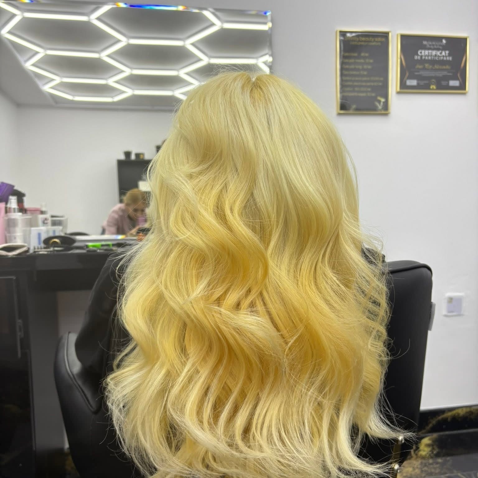 Blond cu bucle realizat la Infinity Beauty Salon