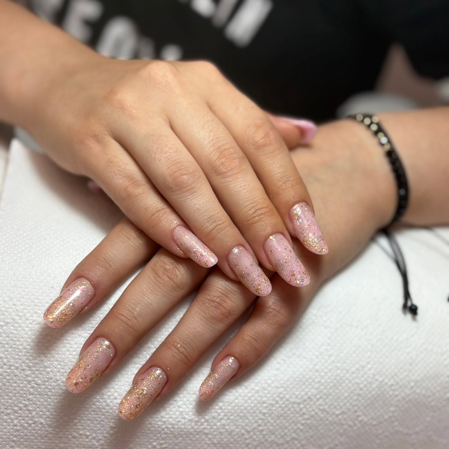 Manichiură glitter pe bază nude