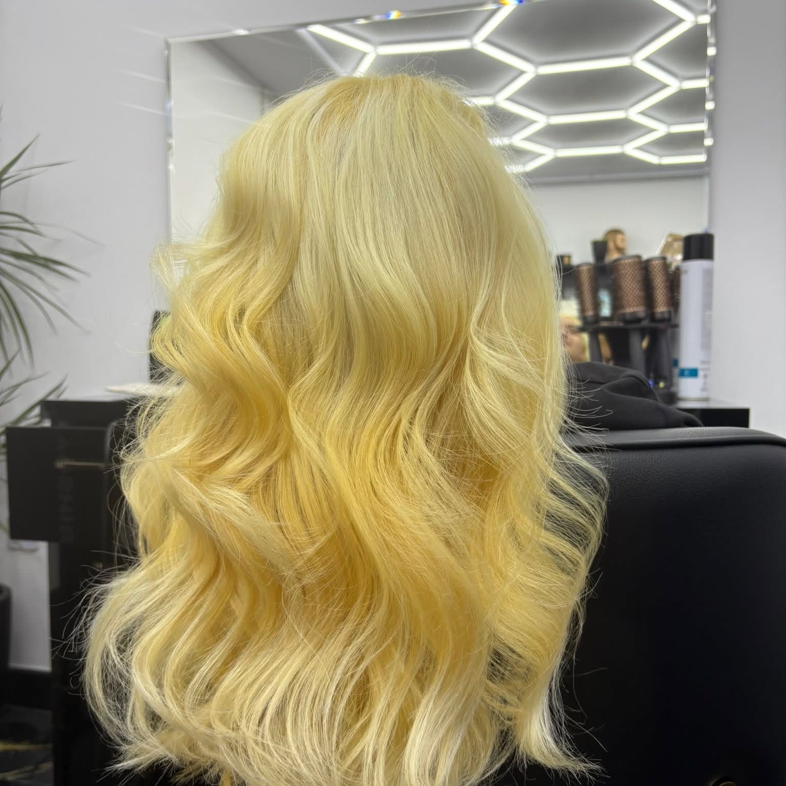 Blond cu bucle, rezultat realizat în salon