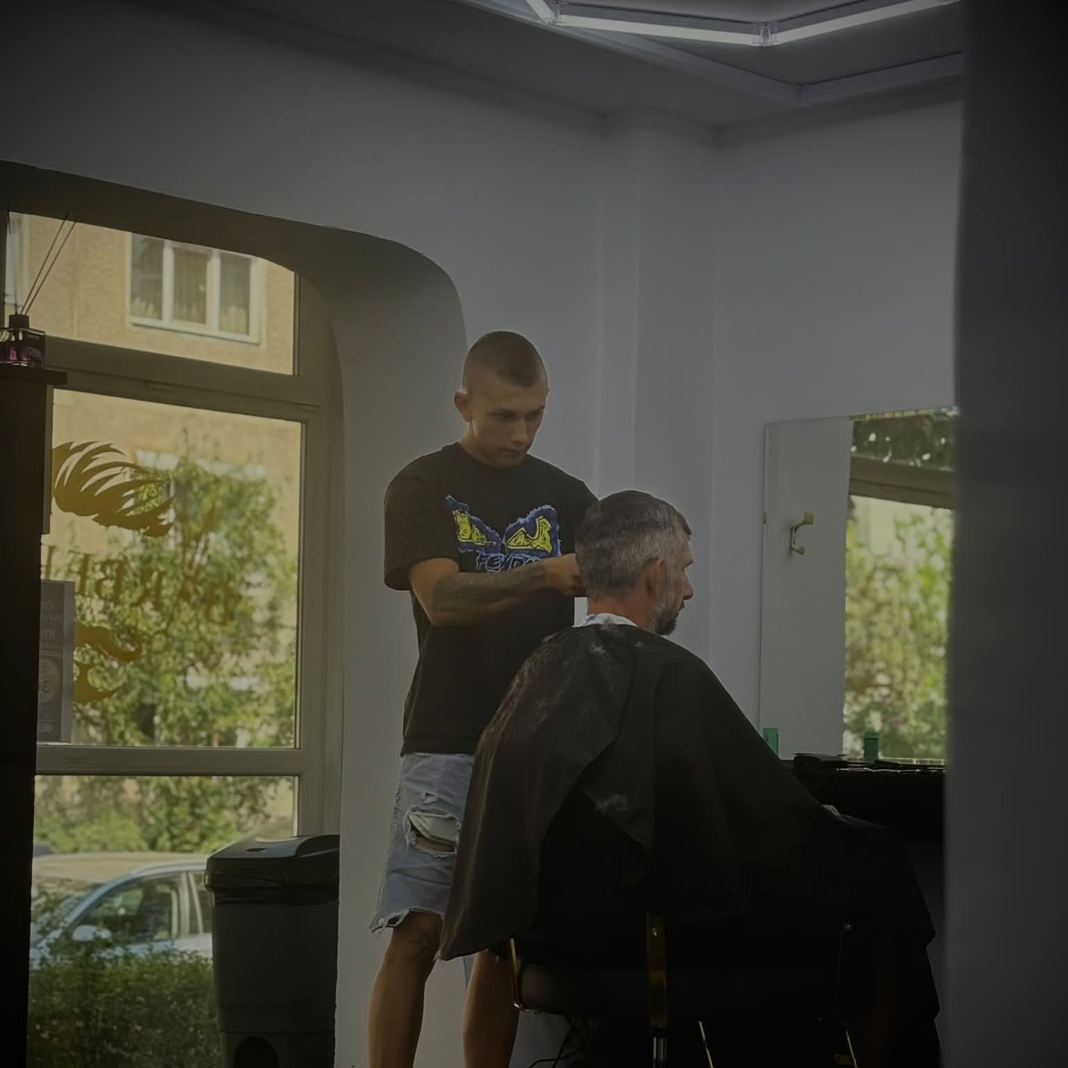 Interiorul salonului Infinity, frizer la lucru
